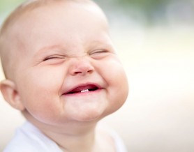 Bebe-feliz-y-sonriente.-Inteligencia-emocional.-Psicologos-gran-Via Bebe-feliz-y-sonriente.-Inteligencia-emocional.-Psicologos-gran-Via